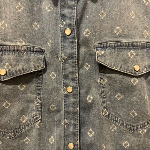 Tahari Denim Shirt with nice detailing - Picture 3 of 3